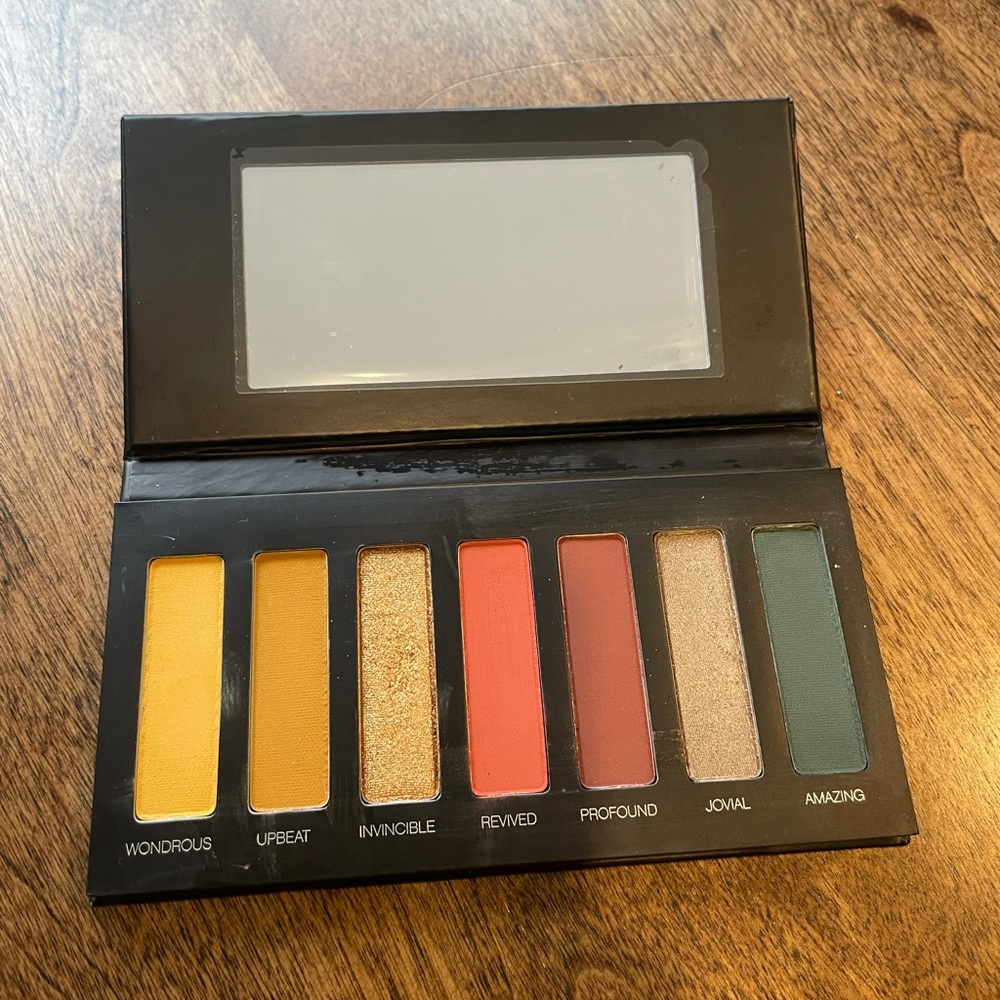 Younique Moonstruck Addiction Shadow Palette